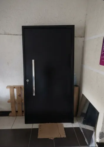 Porta pivotante em ótimas condições, com puxador e fechadura instalados.
