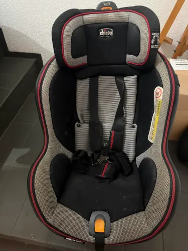 Cadeira Chicco Isofix com forro lavável/zíper