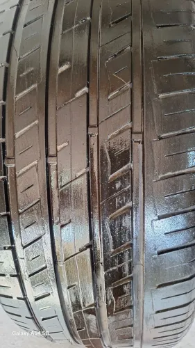 2 Pneus Momo 225/45 ZR17 pneu muito novo porém um está com manchão 