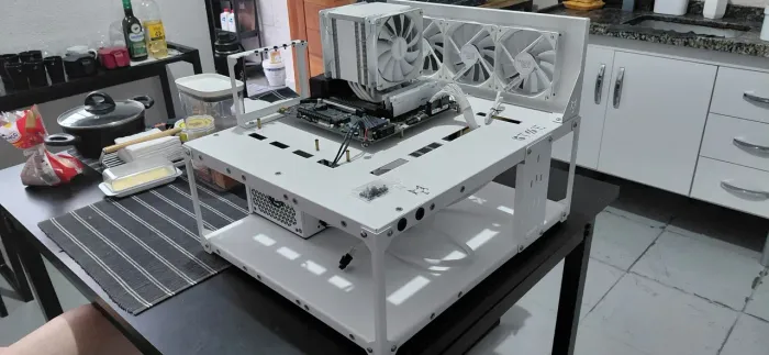 Gabinete gamer estilo bancada