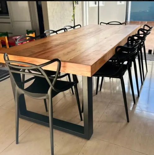 Mesa de madeira rústica com base em metalom