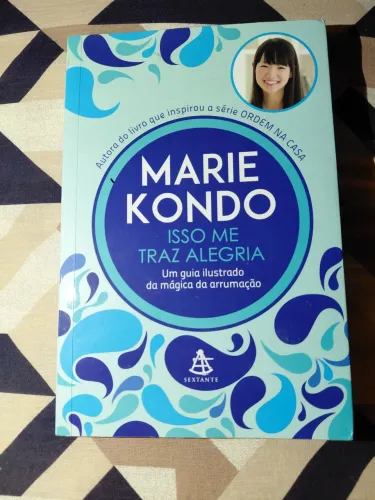 Livro Marie Kondo "isso me traz alegria".
