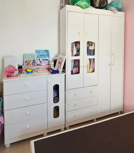 Guarda-roupa e cômoda infantil