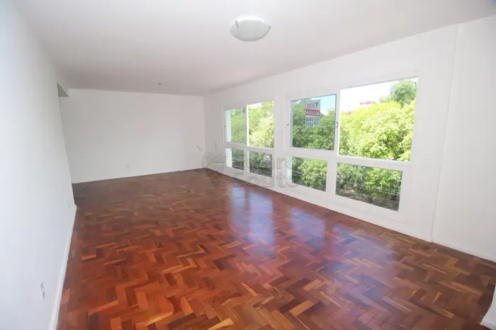 Apartamento Amplo e Iluminado com 3 Dormitórios no Edifício Residencial Real