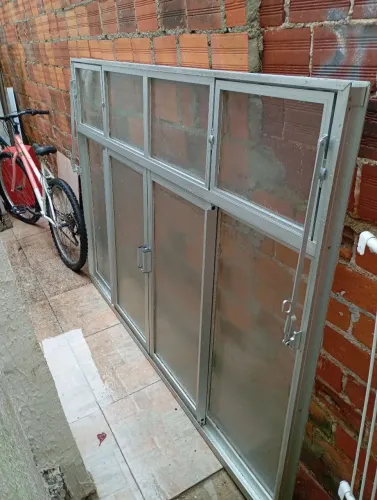 Vendo uma janela toda de aluminio com vidro alumínio forçado seme nova valor 1500 2x1'40