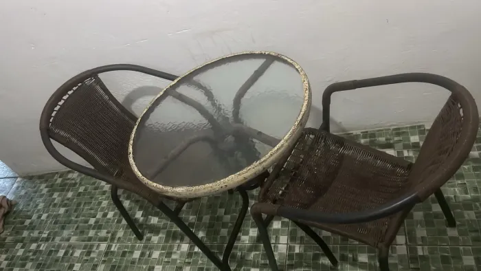 Conjunto de mesa de vidro com 2 cadeiras