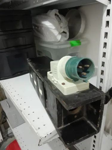 Vendo 35 metros de barramento, já com quadro de 3 tomadas(disjuntor) medida 20 mm  
