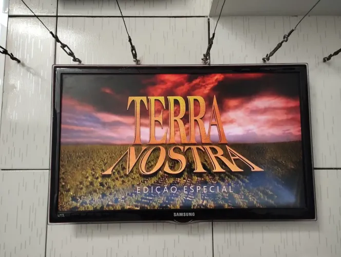 Uma tv Samsung 27 polegadas 