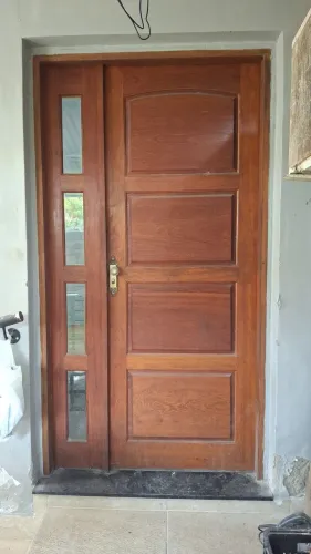 Porta de giro com visor lateral