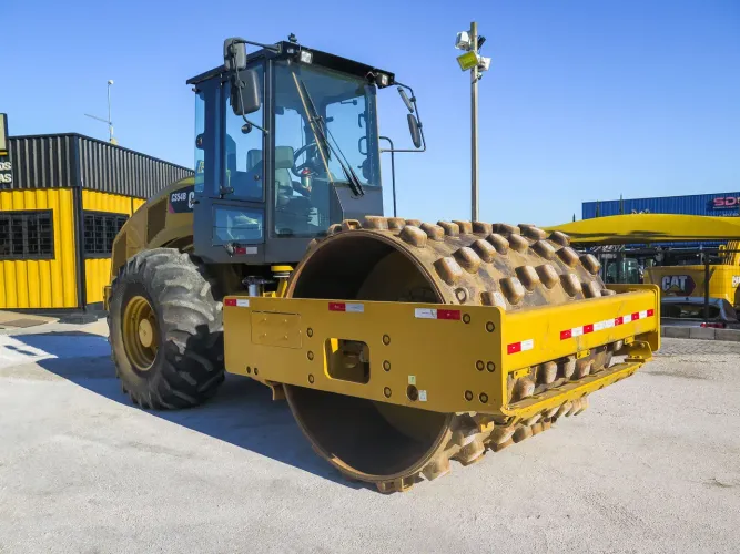 Rolo compactador CATERPILLAR CS54B 2019 com 3.700h de operação