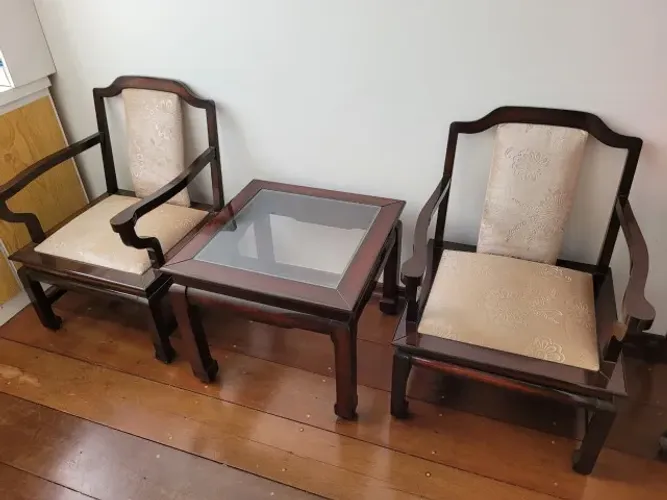 Conjunto de Cadeiras e Mesa de Madeira