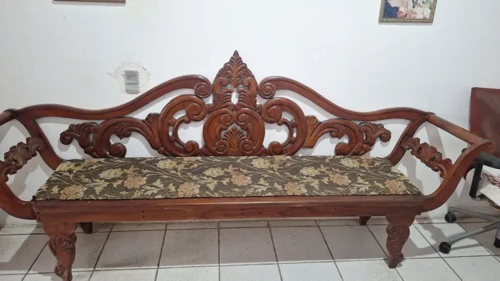Sofá colonial 3 e 1 lugar. 