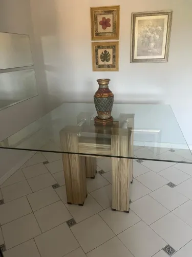 Mesa de vidro 1,40 x 1,40cm com base em madeira para até 8 lugares 