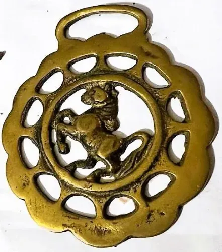 Abridor garrafas feitio estribo lamina bronze dourado representando cavalo*