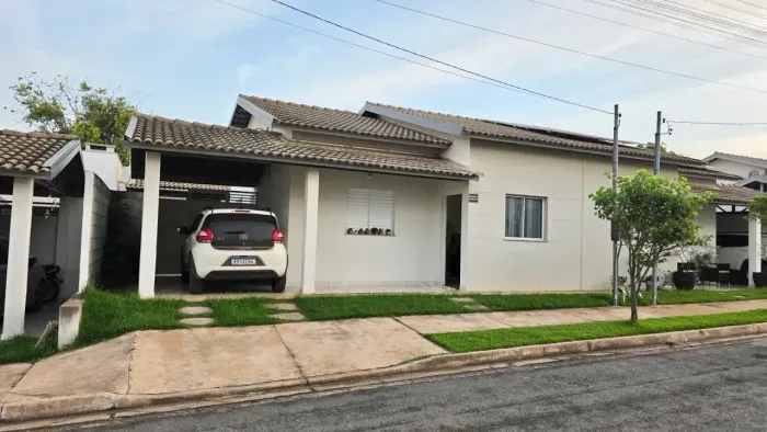 CASA A VENDA COM AMPLIAÇÃO NOS FUNDOS