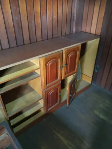 Comoda em Madeira de lei com 4 portas