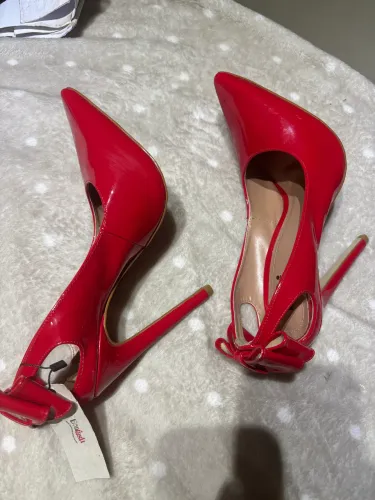 Scarpin vermelho com laço