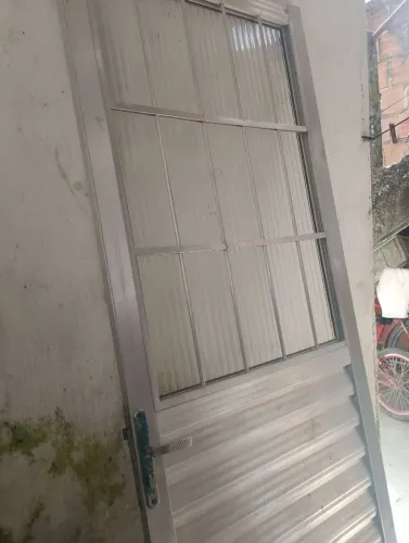 Porta de alumínio em ótimas condições.