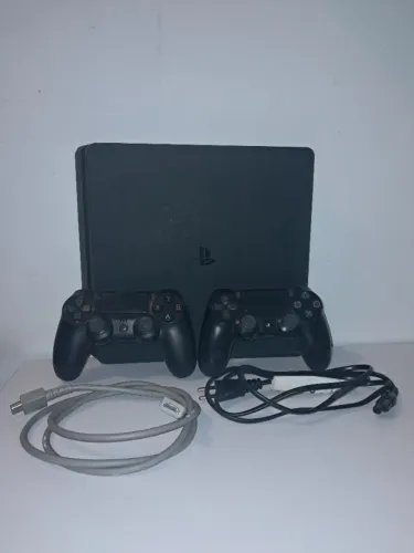 playstation slim 1tb 2 controles + 1 jogo
