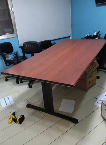 Mesas de reunião em bom estado. 