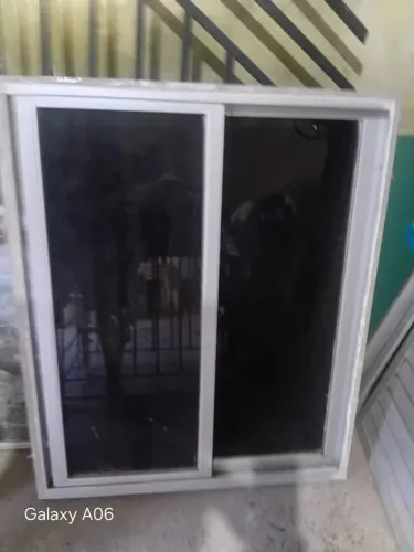 Vendo janela de alumínio medindo 1.13 alt.por 93 larg.