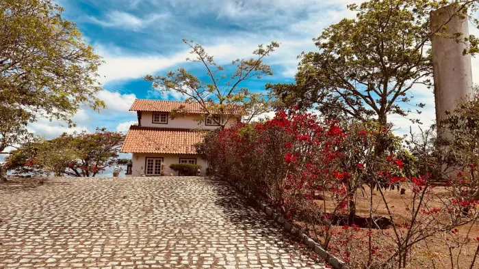 Gravatá Condomínio Serra do Maroto Casa pra Vender ou Alugar tem 180 metros quadrados com