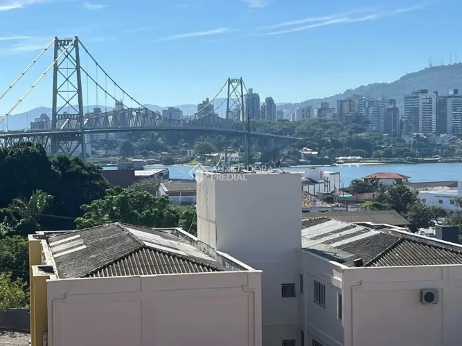 Casa residencial à venda no bairro Estreito com 348 m² e 4 dormitórios.