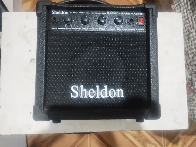Amplificador de guitarra e e baixo pequeno