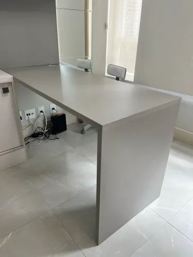 Mesa em MDF em L