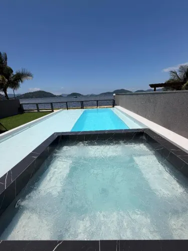 VITOR LOPES: Linda casa pé na areia na Praia dos Coqueiros ao lado da Marina Bracui