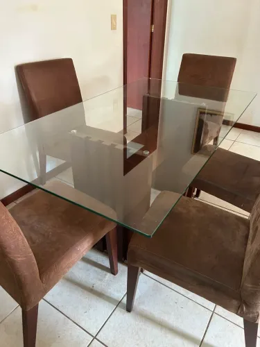Mesa e cadeiras de jantar