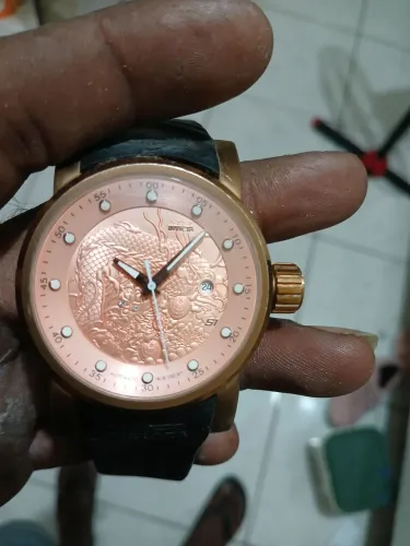 Relógio invicta automático funcionando mais precisa de manutenção 