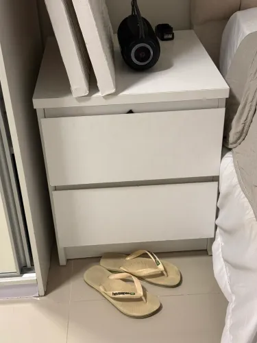 2 Mesas de cabeceira 