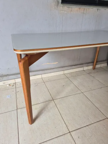 Mesa de madeira com tampo de vidro trincado