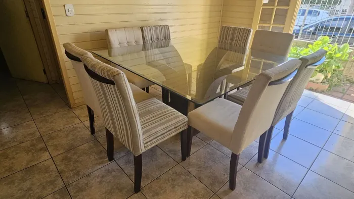 MESA DE TAMPO DE VIDRO QUADRADA COM 8 CADEIRAS<br><br>*R$1.500*<br><br>Divido em até 12x com juros