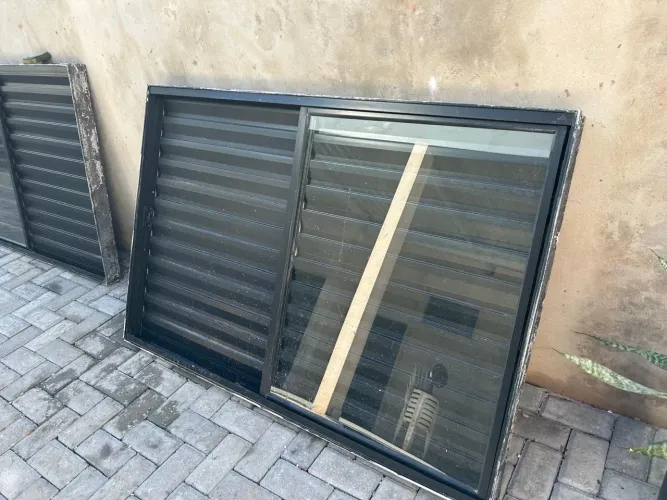 Janela de alumínio preta