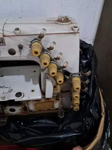 Máquina elastiqueira 4 agulhas