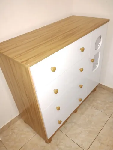 Vendo cômoda infantil nova! (Detalhes: 4 gavetas espaçosas, 1 porta com 2 compartimentos)