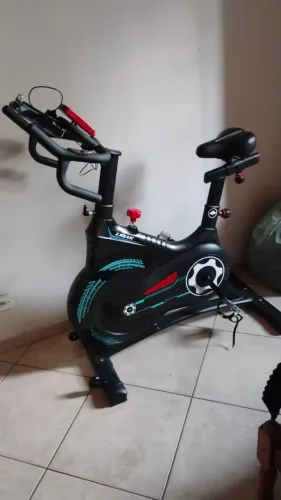 Bicicleta ergométrica profissional roda inércia 20 kilos maguinetica