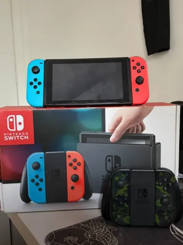 Nintendo Switch V1 + 4 Jogos (Digital)