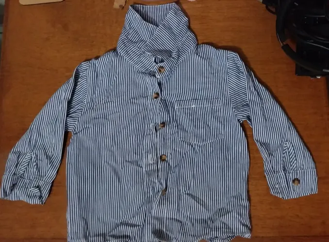 Camisa infantil mangq cumprida. -  listrada azul e branco. Tam 1 ano (usada)
