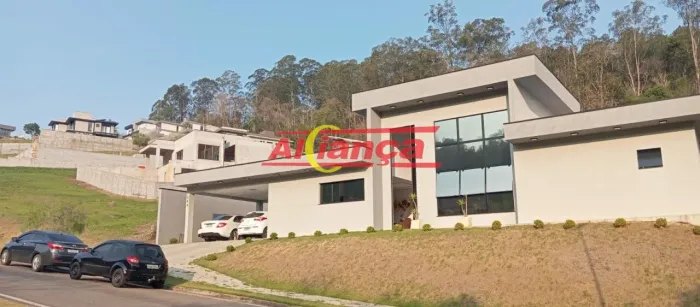 Casa térrea em condomínio com 3 dormitórios, piscina e área gourmet em Atibaia