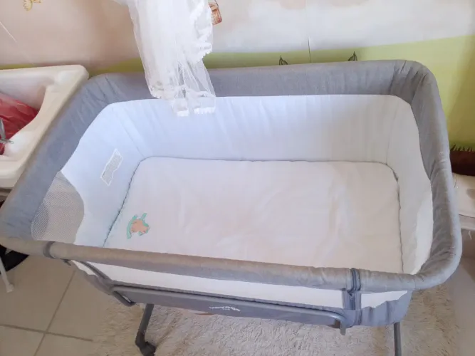 Berço portátil lateral cinza co-bed Voyage  e vem com mosquiteiro 