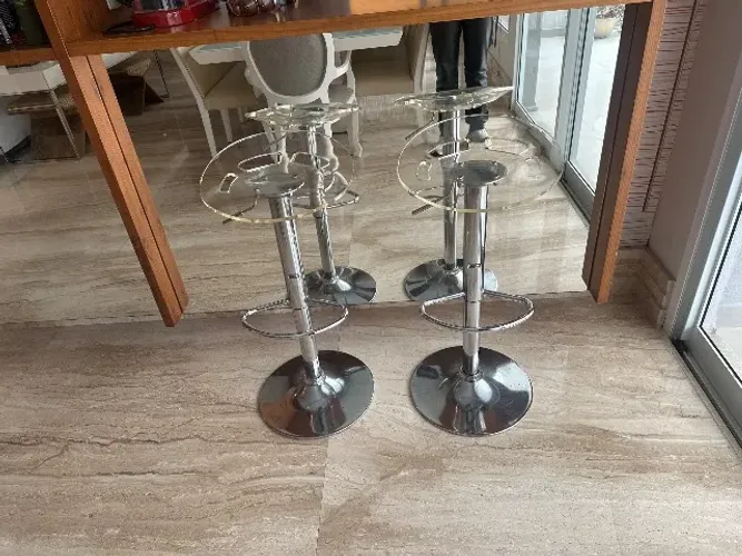 Banquetas para bar em acrílico