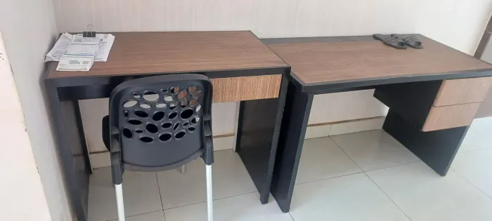 Uma escrivania e uma mesa escritório e uma cadeira *.