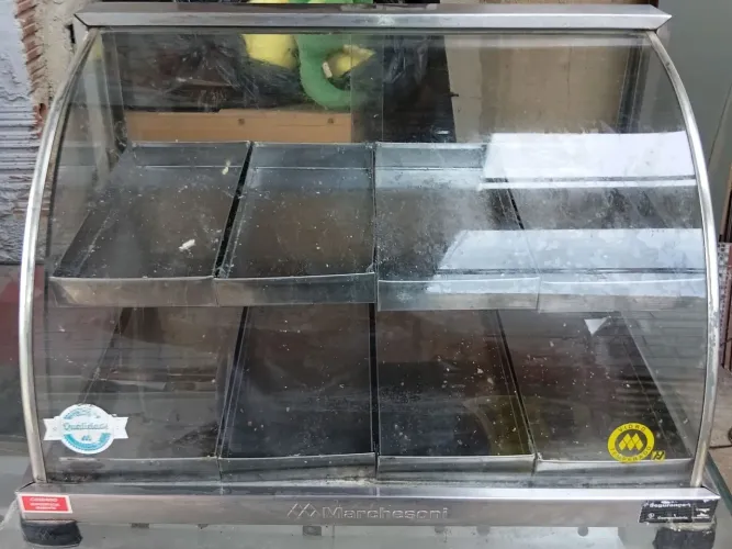 Estufa para salgados com 8 bandejas.