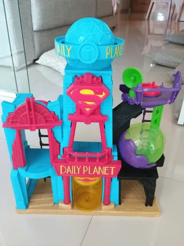 playset imaginext dc super friends metrópolis ou planeta diário