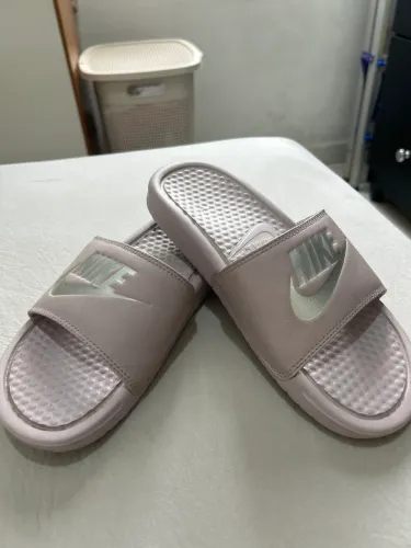 Chinelo Nike slide rosa feminino 
