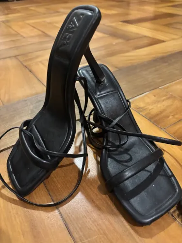 Saltinho preto Zara