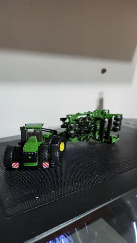 Miniatura do trator Jonh Dreere + implemento